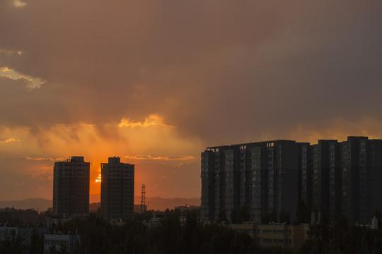 城市夕阳