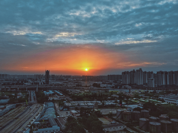 城市夕阳和建筑道路