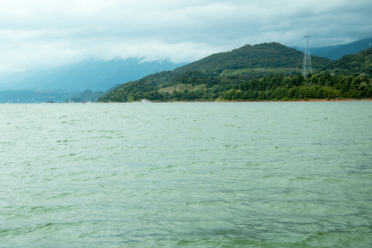 湖面远山