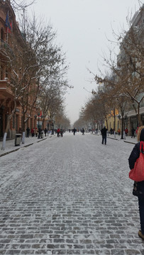 雪景街道行人