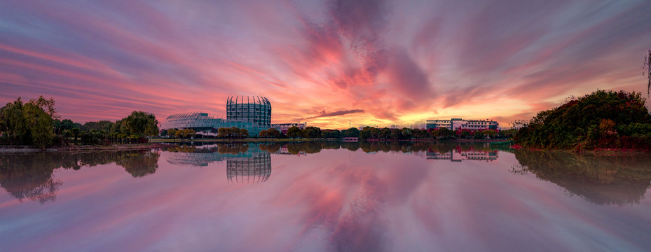 东华大学学院锦绣湖全景