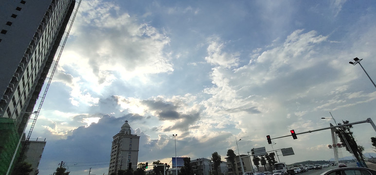 雪峰路口天空