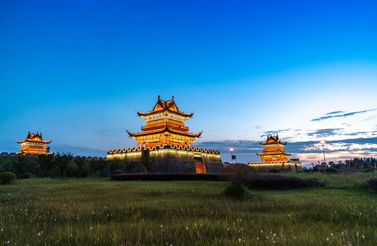 晚霞阁楼古建筑夜景