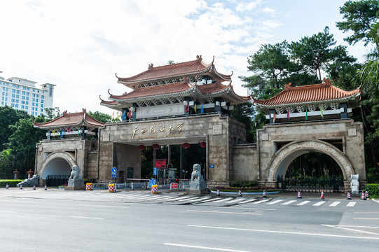 广西民族大学大门