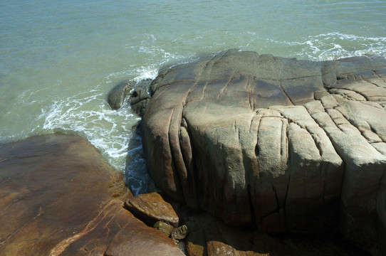 海边的大石头