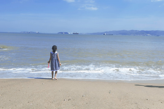 面朝大海的小女孩