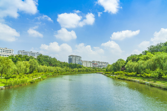 碧水蓝天城市风景