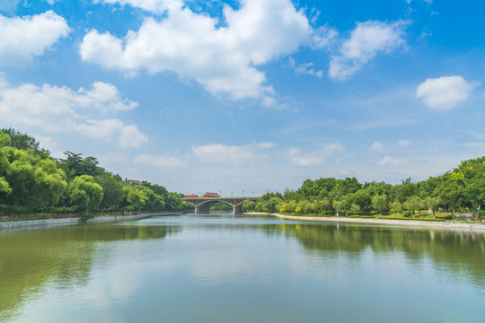 碧水蓝天城市风景