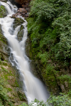 山间溪水