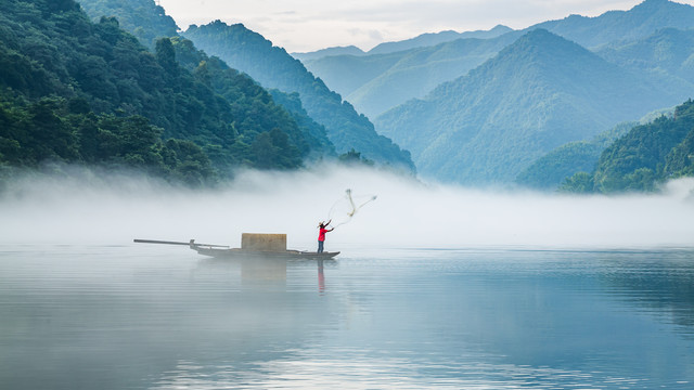 雾漫小东江