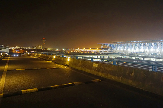 上海浦东机场航站楼夜色灯光