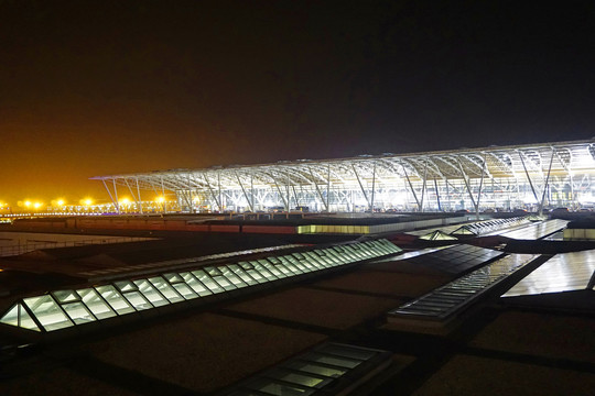 上海浦东机场航站楼夜色灯光