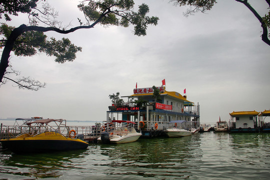 昆明旅游海埂公园滇池