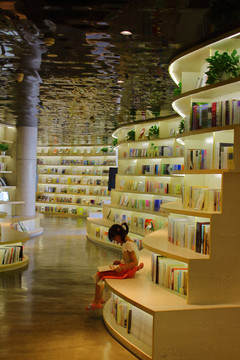 书店看书的小女孩