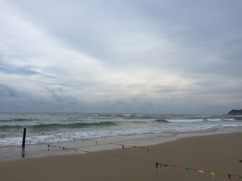 清晨大角湾海边沙滩风景