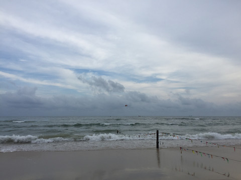 清晨大角湾海边沙滩风景