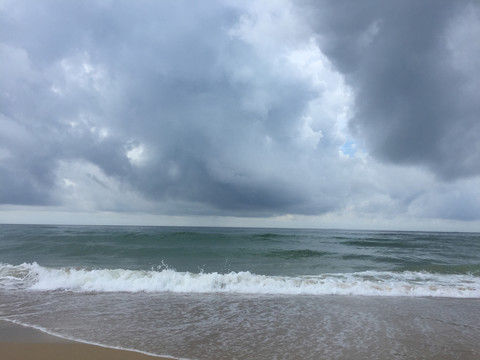 清晨大角湾海边沙滩风景