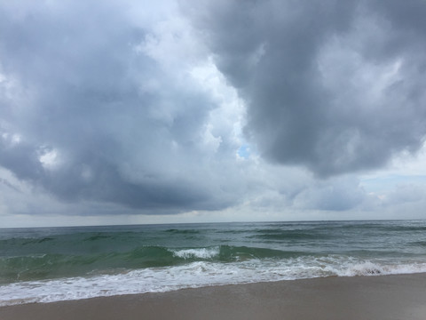 清晨大角湾海边沙滩风景