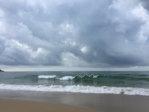 清晨大角湾海边沙滩风景