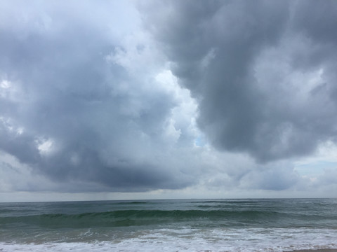 清晨大角湾海边沙滩风景