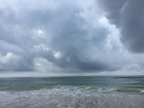 清晨大角湾海边沙滩风景