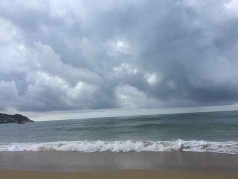 清晨大角湾海边沙滩风景