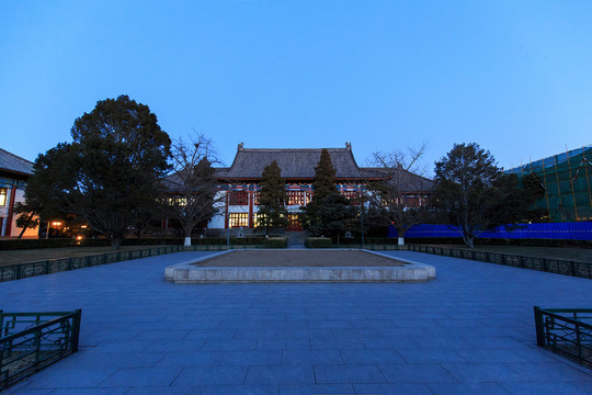 北京大学办公楼夜景