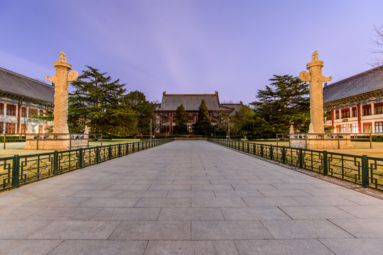 北京大学办公楼华表夜景