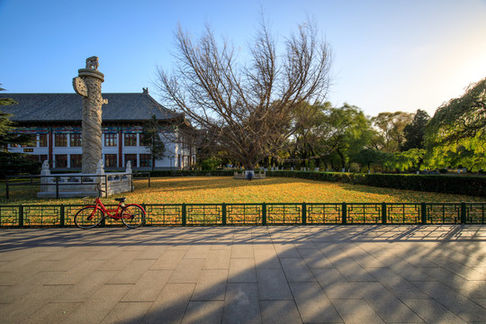 北京大学大雅堂华表草坪蓝天