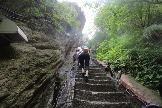 攀爬华山千尺幢的登山者