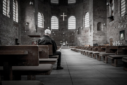 老人坐在教堂孤独