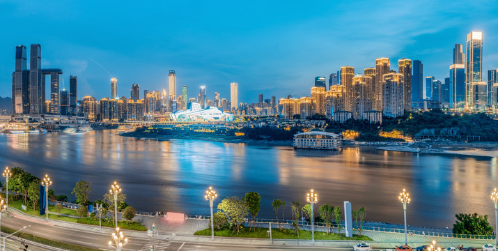 重庆渝中半岛和江北嘴夜景全景图