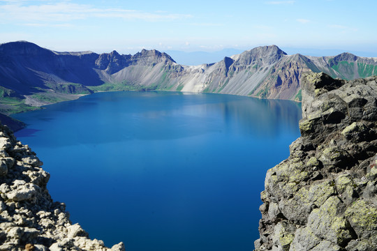 长白山天池的蓝色湖水风景