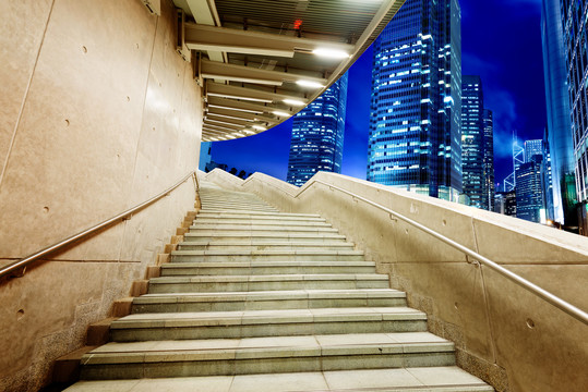 夜晚的香港人行天桥楼梯