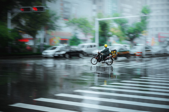 雨中快递哥