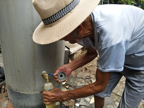 老汉接水