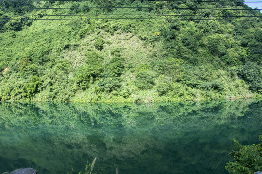 青山湖水倒影