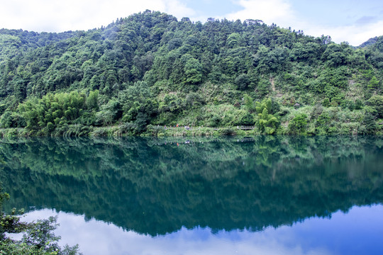 青山湖水倒影