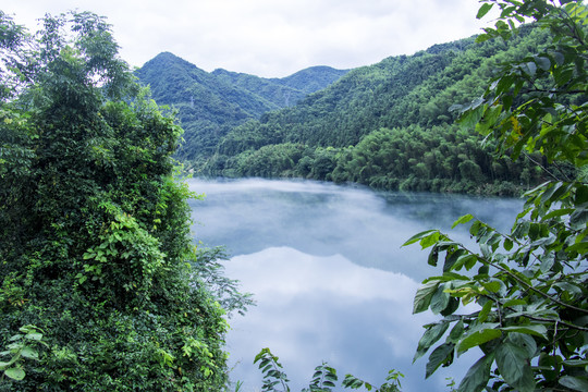 雾漫小东江