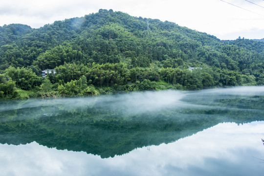 雾漫小东江