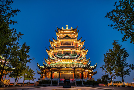 重庆鸿恩寺公园鸿恩阁夜景