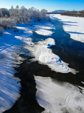 冬季流水的河流