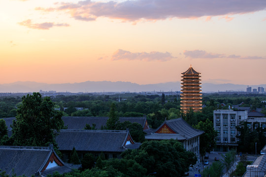 北大校园博雅塔晚霞