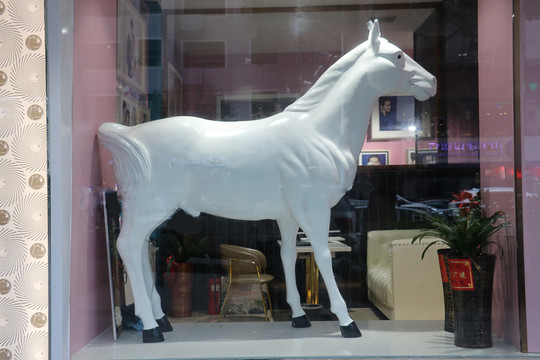 婚纱店橱窗白马雕塑