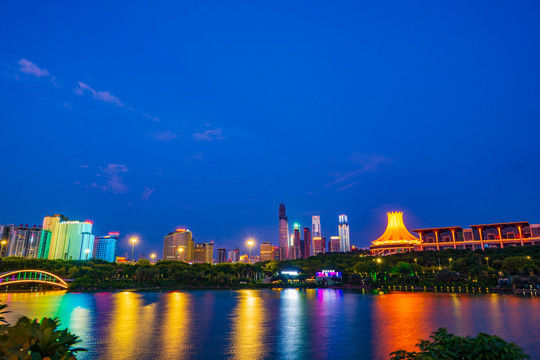 广西南宁国际会展中心民歌湖夜景