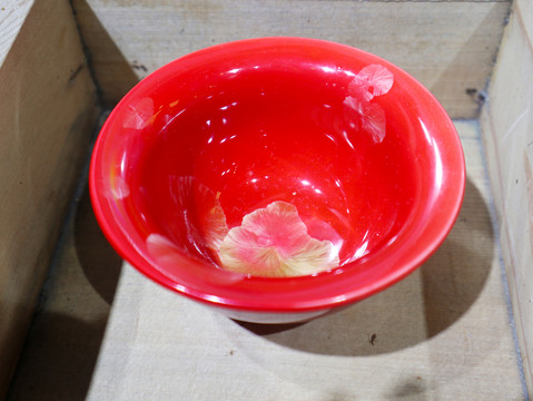 红色瓷碗