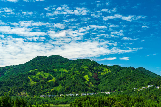 山林蓝天白云山村