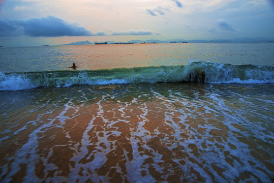 朝霞与海浪