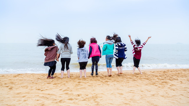 海边跳跃的女孩们