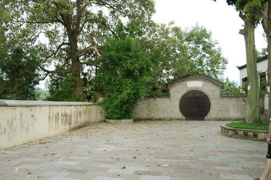 中式庭院古建筑月形门